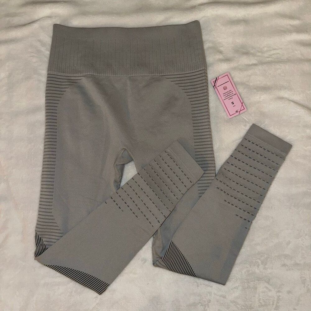 Amelia Activewear Women’s Cropped Ankle Contour Leggings Cutout Detail Gray NWT
